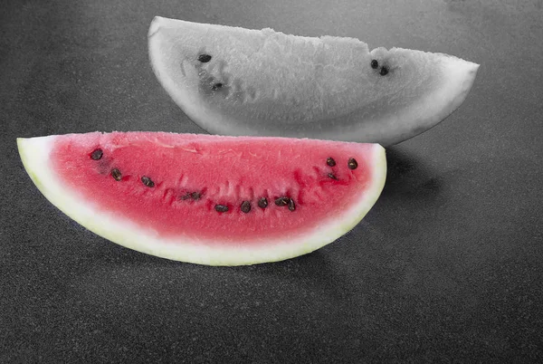 Segment Van Zoete Watermeloen Zwart Wit Kleur Een Het Bord — Stockfoto