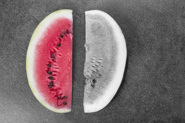 Dvě Sladký Meloun Plátky Černé Bílé Pozadí Jeden Řez Barevný — Stock fotografie
