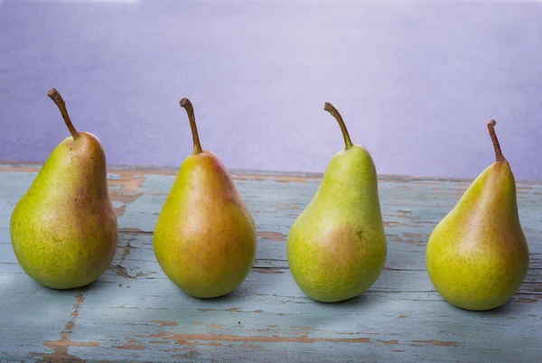 Quatro Suor Frutas Peras Frescas Madeira Velha Grungy — Fotografia de Stock