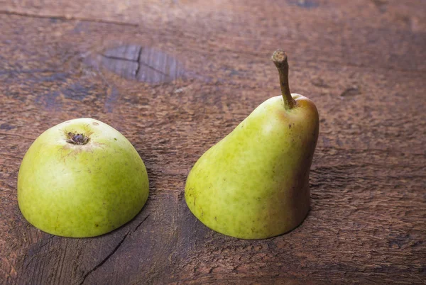 Tatlı armut meyve ahşap tahta üzerinde ikiye böldüm