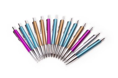 Beyaz arka plan üzerinde yarım daire tükenmez kalem