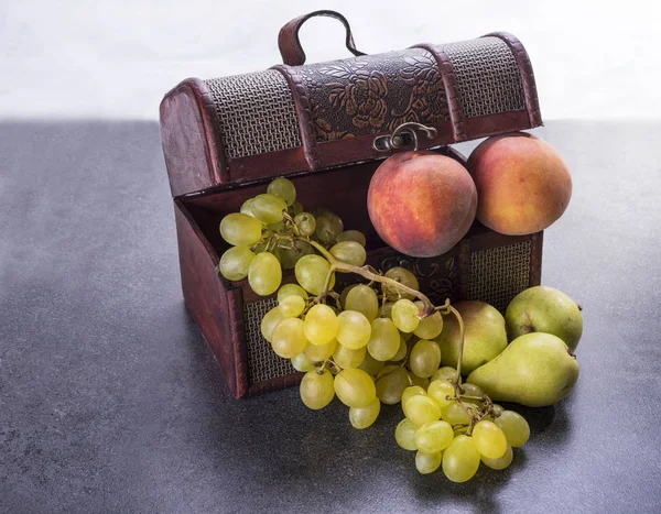 Baú Oriental Cheio Frutas Como Pêssegos Pêras Uvas — Fotografia de Stock