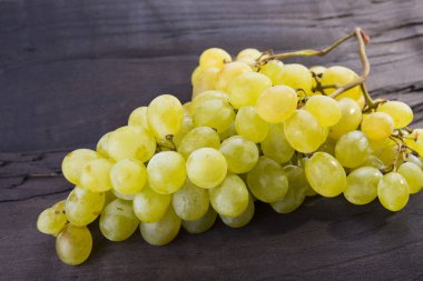 Taze kesilmiş üzüm mi ahşap üzerine tatlı meyve