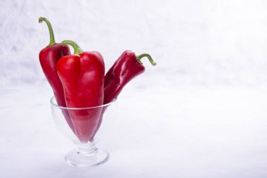 Üç kırmızı biber sebze olarak cam takılı
