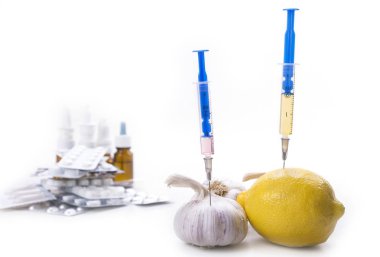 Sarımsak reklam limon dan vitamin enjeksiyonu ile alıyor. Beyaz arka plan ilaçların tam