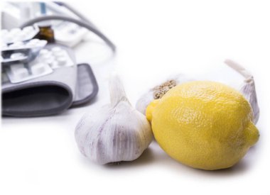 Sarımsak ve limon uyuşturucu ve hap karşı closeup