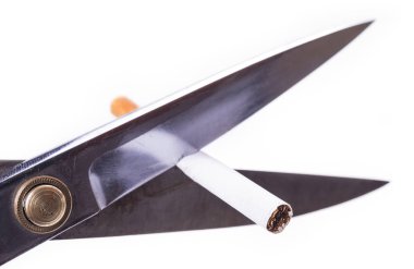 Scissers ile sigara kesmek ve sağlık kaydetmek ve tasarruf için sigara durdurmak
