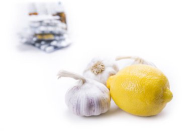 Limon ve sarımsak hisse uyuşturucu ve hap, closeup