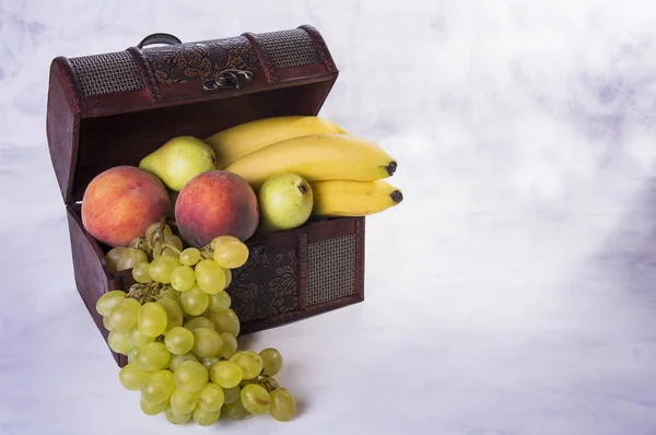 Peito Aberto Recheado Com Frutas Como Uvas Pêras Pêssegos Bananas — Fotografia de Stock