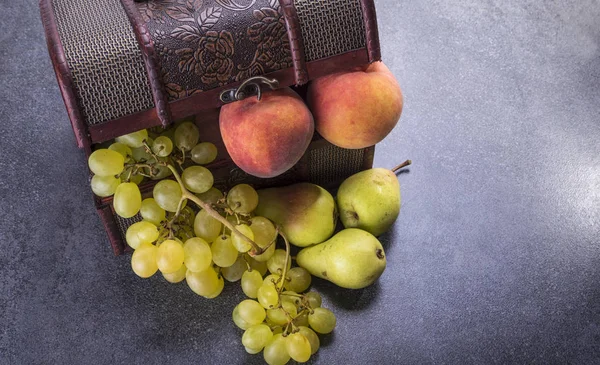 Peito Madeira Mesa Com Frutas Como Pêssegos Pêras Uvas — Fotografia de Stock