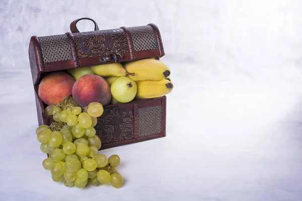 Peito Cheio Frutas Como Pêssegos Uvas Bananas Fundo Grungy — Fotografia de Stock