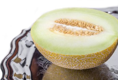 Yarısı sarı kavun veya kavun içinde closeup eski tepsi üzerinde