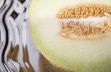 Taze sarı kavun içinde closeup eski tepsi üzerinde ikiye böldüm