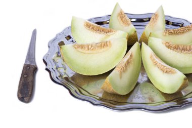 Taze sarı kavun ya da bıçak ile eski tepsisindeki kavun dilimleri