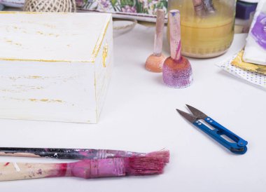 Dekupaj fırçalar ve zımpara kağıdı gibi çalışma masasında için Araçlar