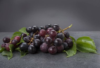 Siyah üzüm yaprakları ile gri mutfak üst küme