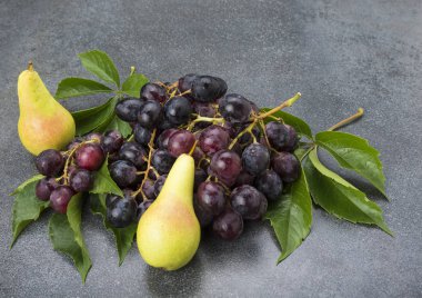 Siyah üzüm yaprakları ve mutfak üst armut ile
