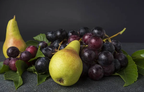 Duas Peras Cachos Uvas Pretas Parte Superior Cozinha — Fotografia de Stock