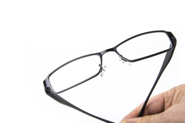 Tam kare diyoptri gözüne gözlük el tutun