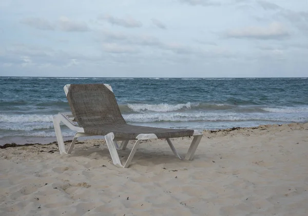 Spiaggia Caraibica Con Acqua Turchese Nuvole Scure — Foto Stock