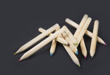 Okula geri ve siyah arka plan üzerinde renkli kalemler üzerinde portre sınıf malzemelerle karıştırın