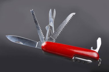 Çoklu görev çakısı beyaz arka plan üzerinde