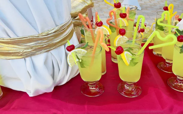Bevanda Cocktail Con Limone Paglia Ciliegia — Foto Stock