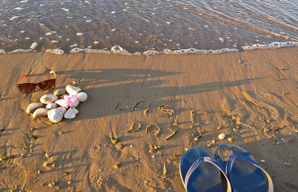 Lunettes Soleil Chaussons Chaussures Sur Plage Avec Des Pierres — Photo