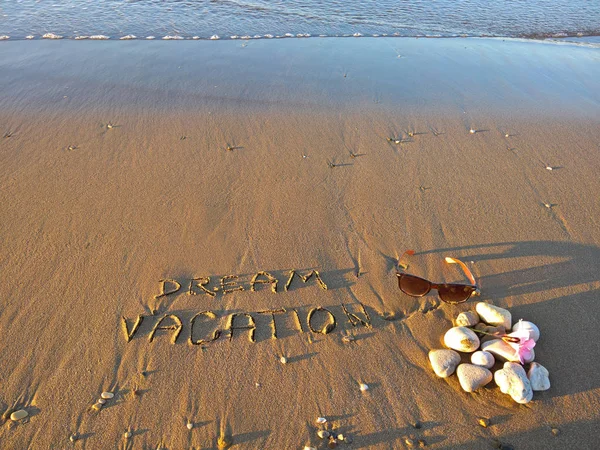 Lunettes Soleil Chaussons Chaussures Sur Plage Avec Des Pierres — Photo