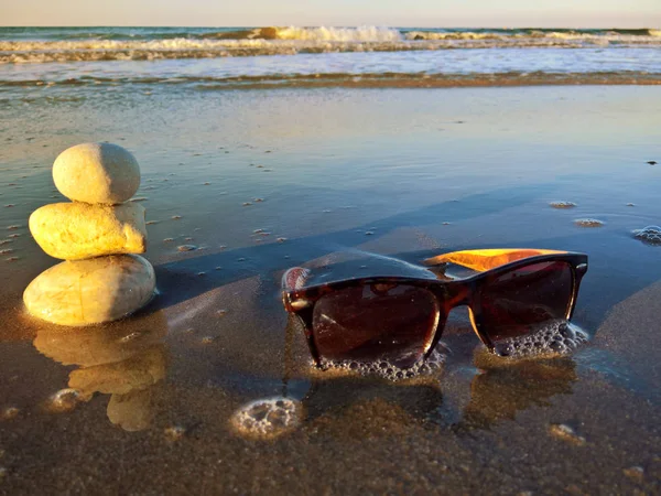 Gafas Sol Zapatillas Zapatos Playa Con Piedras —  Fotos de Stock