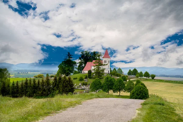 中央ヨーロッパの谷にあるカトリック教会 — ストック写真