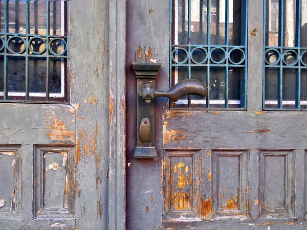 Старая Винтажная Дверь Решеткой Ручкой — стоковое фото