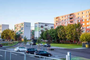 Sabahları yeni apartman binaları. Kokusu hariç.