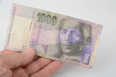 Yaşlı Slovak beyaz arka planda para basıyor