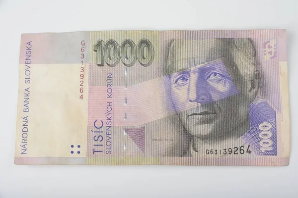 Yaşlı Slovak Beyaz Arka Planda Para Basıyor — Stok fotoğraf
