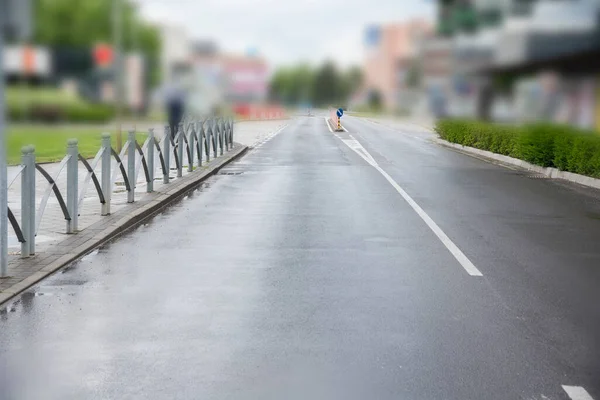 町内の金属製の障壁と空の道路 — ストック写真