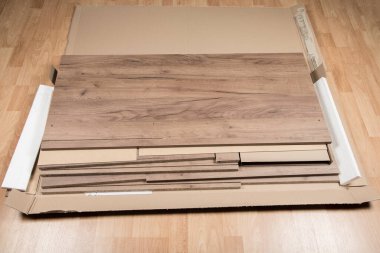 Kendi kendine montaj mobilyaları monte ediliyor.