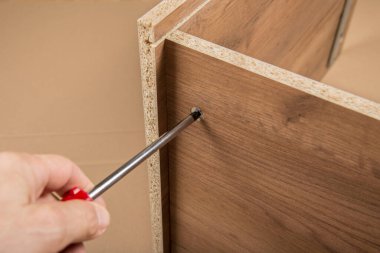 Kendi kendine montaj mobilyaları monte ediliyor.