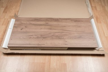 Kendi kendine montaj mobilyaları monte ediliyor.