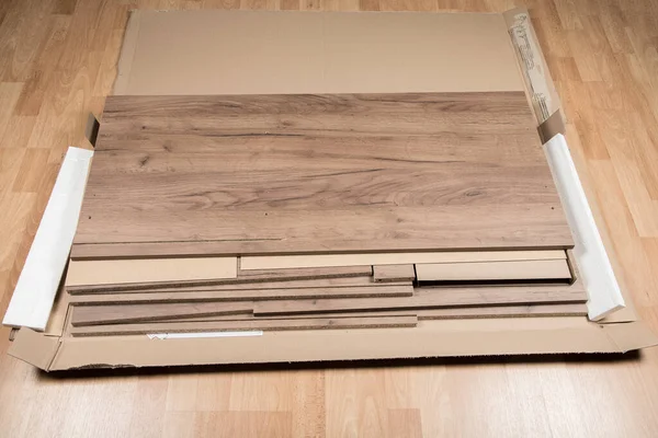 Kendi kendine montaj mobilyaları monte ediliyor.