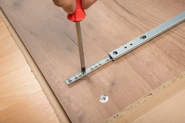 Kendi kendine montaj mobilyaları monte ediliyor.