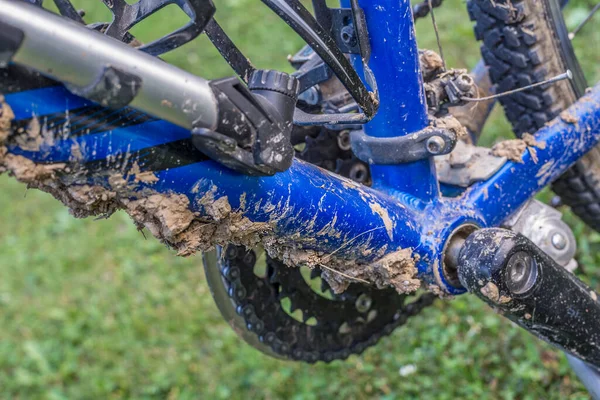 Yarıştan sonra kirli bir bisiklet. Çamurlu bisiklet