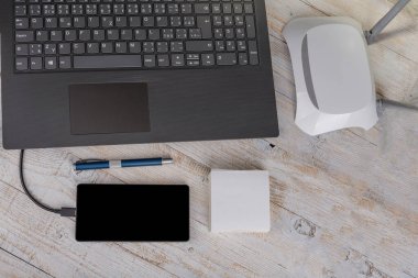 Modern dizüstü bilgisayar, ahşap kablosu olan akıllı telefon.