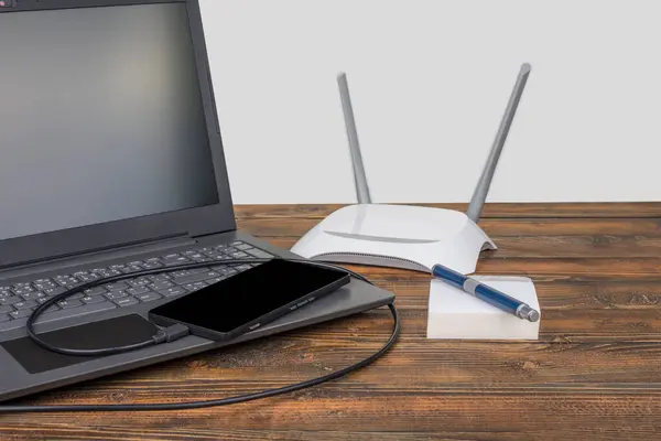 Teléfono Inteligente Portátil Moderno Wih Cable Usb Una Madera — Foto de Stock