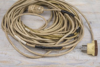 Bir ahşabın üzerinde tamir edilmiş ağır kablo kullanılmış.