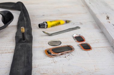 Beyaz bir bisikletin patlak lastiğini tamir etmek için araçlar