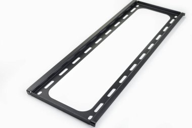 Duvara monte edilmiş TV standı beyaz bir arkaplanda