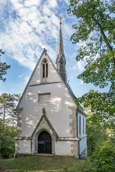 公園内の古い小さなカトリック教会 — ストック写真