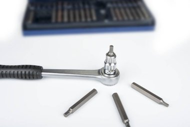 Beyaz üzerinde altıgen parçaları olan cırcırböceği