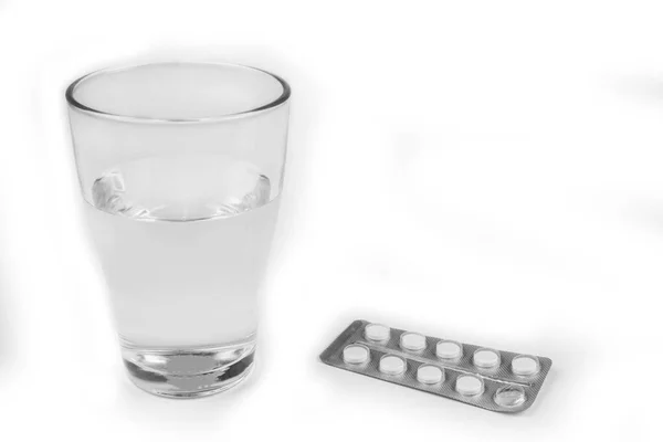 Glas Mit Wasser Und Pillen Blister Auf Weißem Grund — Stockfoto